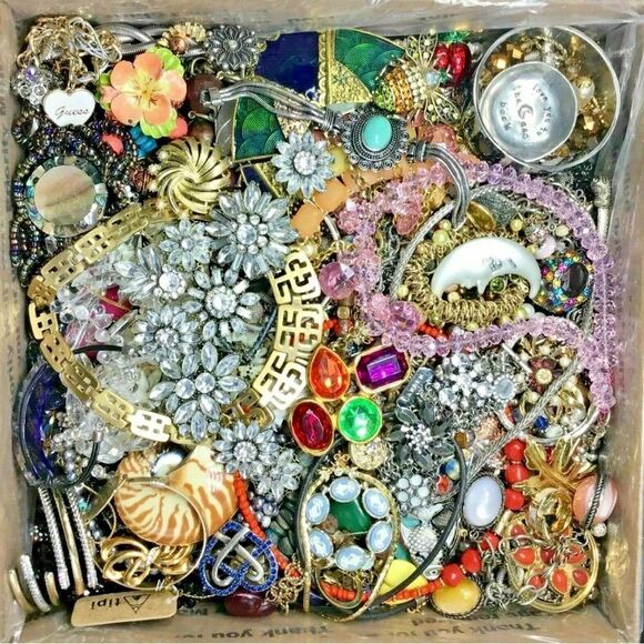 1 LB Vintage to Now Jewelry Lot- MYSTERY BOX! - Picture 12 of 12